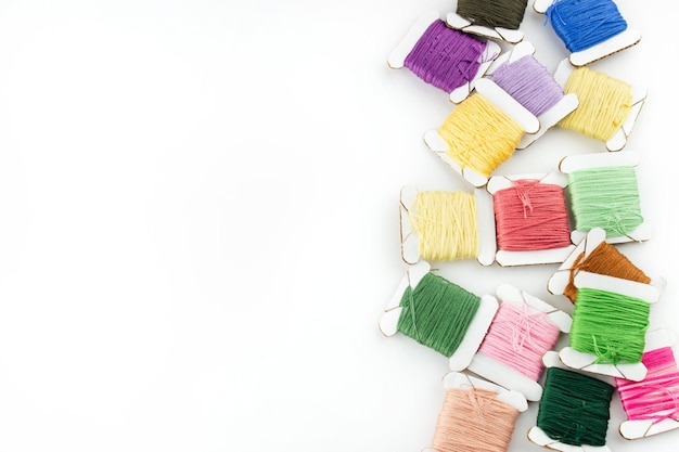 kolorowe nici i wzór